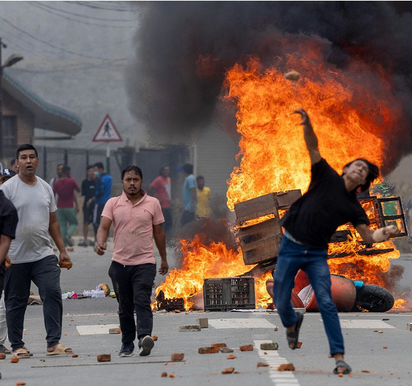 Tras tres días de protestas masivas que dejaron 22 muertos, el presidente de Madagascar, Andry Rajoelina, destituyó a todo su gabinete en un intento por frenar la crisis. Foto: AFP.