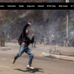 Tras tres días de protestas masivas que dejaron 22 muertos, el presidente de Madagascar, Andry Rajoelina, destituyó a todo su gabinete en un intento por frenar la crisis. Foto: AFP.