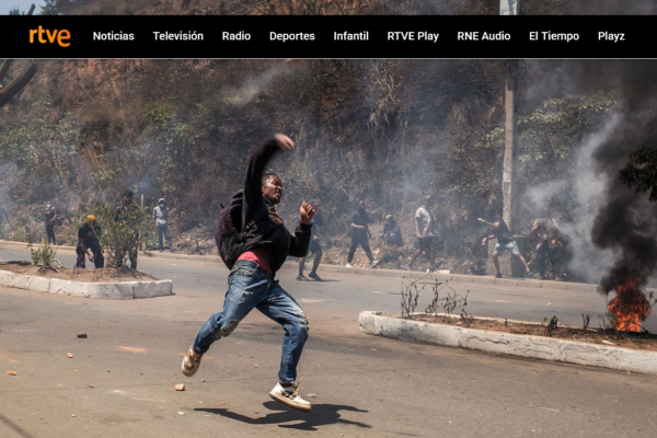 Tras tres días de protestas masivas que dejaron 22 muertos, el presidente de Madagascar, Andry Rajoelina, destituyó a todo su gabinete en un intento por frenar la crisis. Foto: AFP.