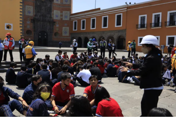 Tras el sismo registrado el día de hoy, se realizaron algunas evacuaciones preventivas en escuelas, centros comerciales y de trabajo de la capital; no existieron afectaciones. Foto: Milenio.