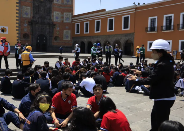 Tras el sismo registrado el día de hoy, se realizaron algunas evacuaciones preventivas en escuelas, centros comerciales y de trabajo de la capital; no existieron afectaciones. Foto: Milenio.
