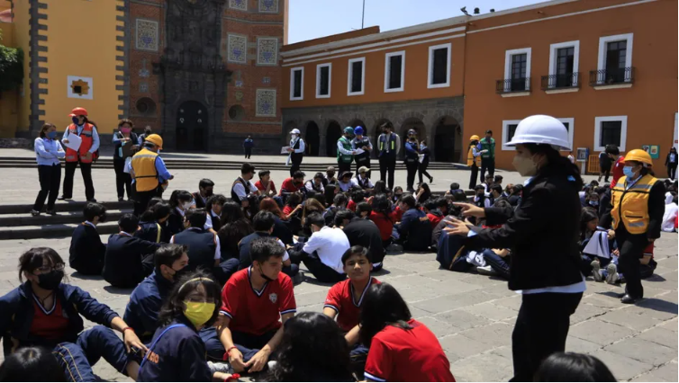 Tras el sismo registrado el día de hoy, se realizaron algunas evacuaciones preventivas en escuelas, centros comerciales y de trabajo de la capital; no existieron afectaciones. Foto: Milenio.