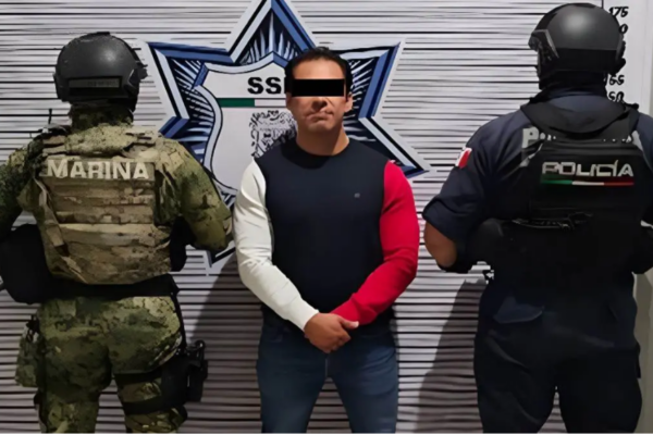 La detención del presunto líder del Cártel de los Toscano en Puebla forma parte de la estrategia integral contra la ext*rsión, delito que acumula más de mil 400 investigaciones en lo que va del año. Foto: SSP.