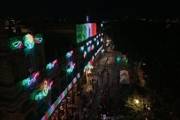 Con miles de luces tricolores y figuras emblemáticas de la historia nacional, Puebla inició oficialmente las celebraciones de las Fiestas Patrias 2025. El encendido estuvo encabezado por el alcalde Pepe Chedraui, en compañía de familias poblanas y autoridades estatales.