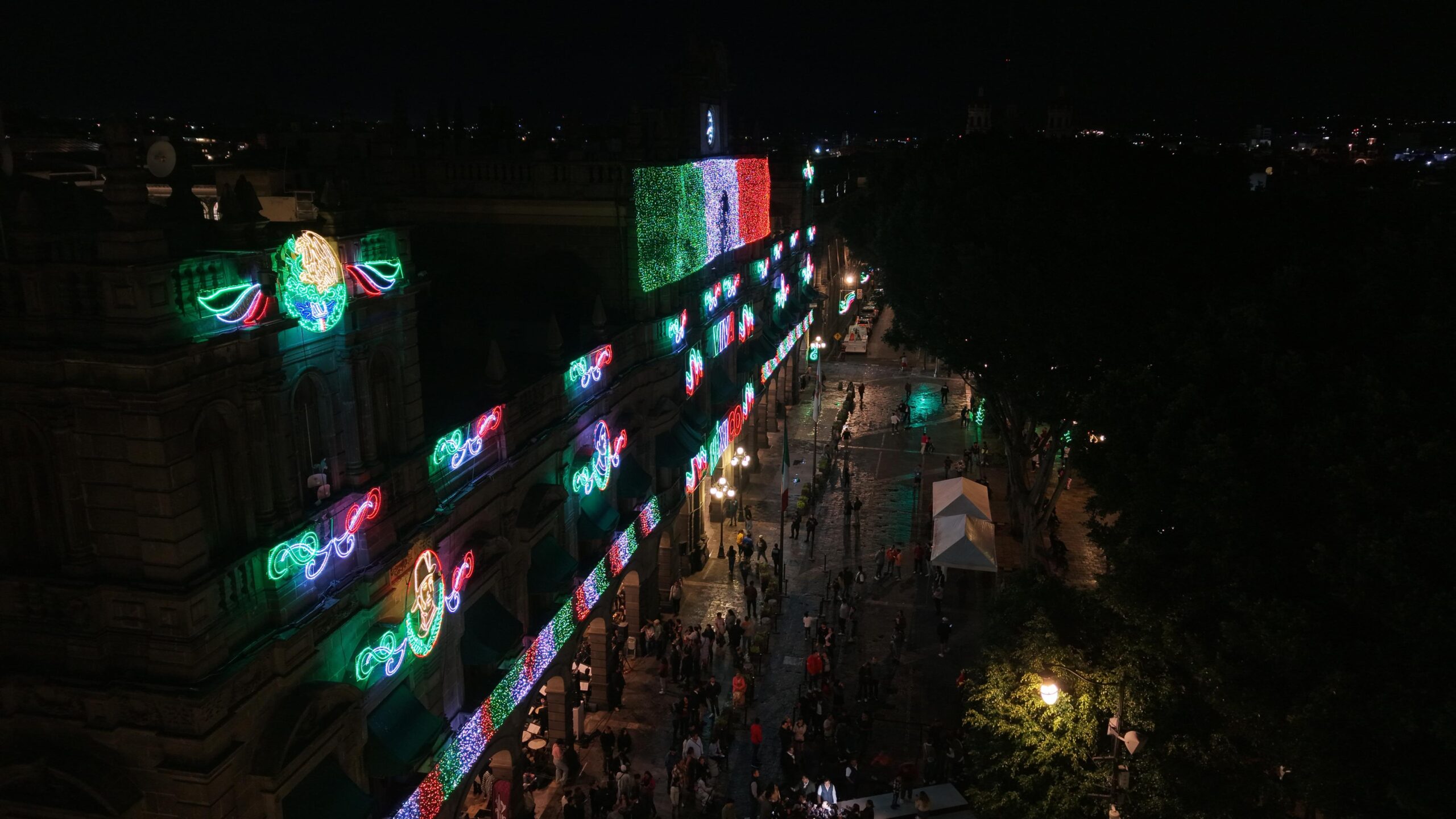 Con miles de luces tricolores y figuras emblemáticas de la historia nacional, Puebla inició oficialmente las celebraciones de las Fiestas Patrias 2025. El encendido estuvo encabezado por el alcalde Pepe Chedraui, en compañía de familias poblanas y autoridades estatales.