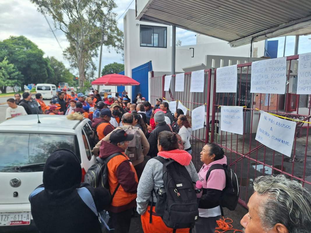 “Naranjitas” bloquean temporalmente el bulevar Valsequillo