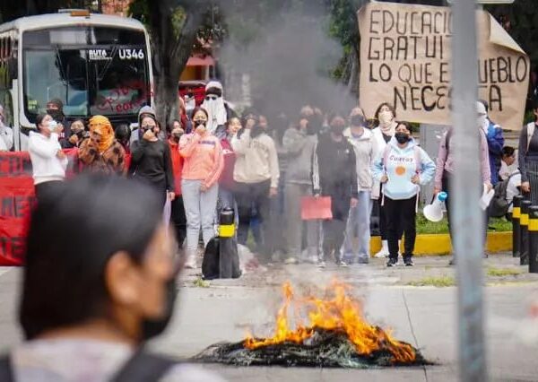Protesta estudiantil de normalistas de la Escuela Carmen Serdán escaló y terminó con la quema de unidades de RUTA.