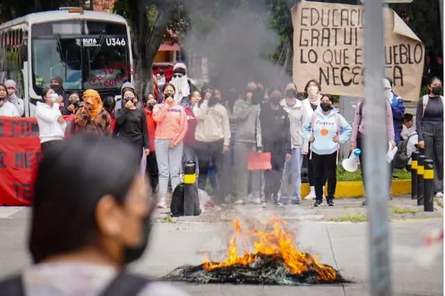 Protesta estudiantil de normalistas de la Escuela Carmen Serdán escaló y terminó con la quema de unidades de RUTA.