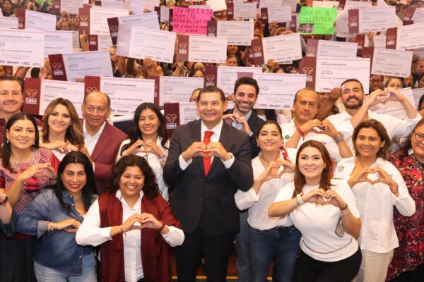El gobernador Alejandro Armenta, junto a diputadas y diputados federales, encabezó la entrega de 197 apoyos del Programa de Obra Comunitaria, en beneficio de los 16 distritos de la entidad.