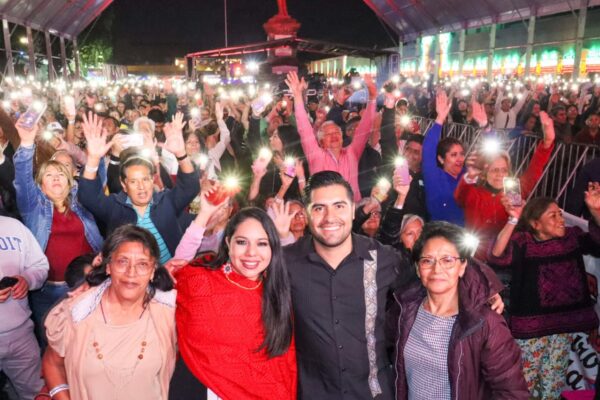 La Sonora Santanera de Carlos Colorado reunió a más de 9 mil personas en la Plaza de la Concordia durante la Gran Feria de Cholula 2025. El público disfrutó de un recorrido musical lleno de nostalgia y alegría, mientras la alcaldesa Tonantzin Fernández destacó la importancia de ofrecer espacios de convivencia e hizo entrega de un reconocimiento especial a la agrupación.