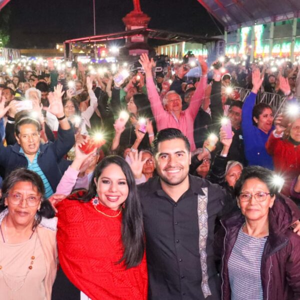 La Sonora Santanera de Carlos Colorado reunió a más de 9 mil personas en la Plaza de la Concordia durante la Gran Feria de Cholula 2025. El público disfrutó de un recorrido musical lleno de nostalgia y alegría, mientras la alcaldesa Tonantzin Fernández destacó la importancia de ofrecer espacios de convivencia e hizo entrega de un reconocimiento especial a la agrupación.