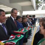 El alcalde Pepe Chedraui entregó de manera simbólica el Lábaro Patrio a escoltas de escuelas y comunidades, fortaleciendo la identidad cívica en Puebla.