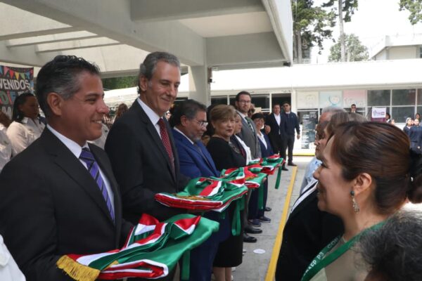 El alcalde Pepe Chedraui entregó de manera simbólica el Lábaro Patrio a escoltas de escuelas y comunidades, fortaleciendo la identidad cívica en Puebla.