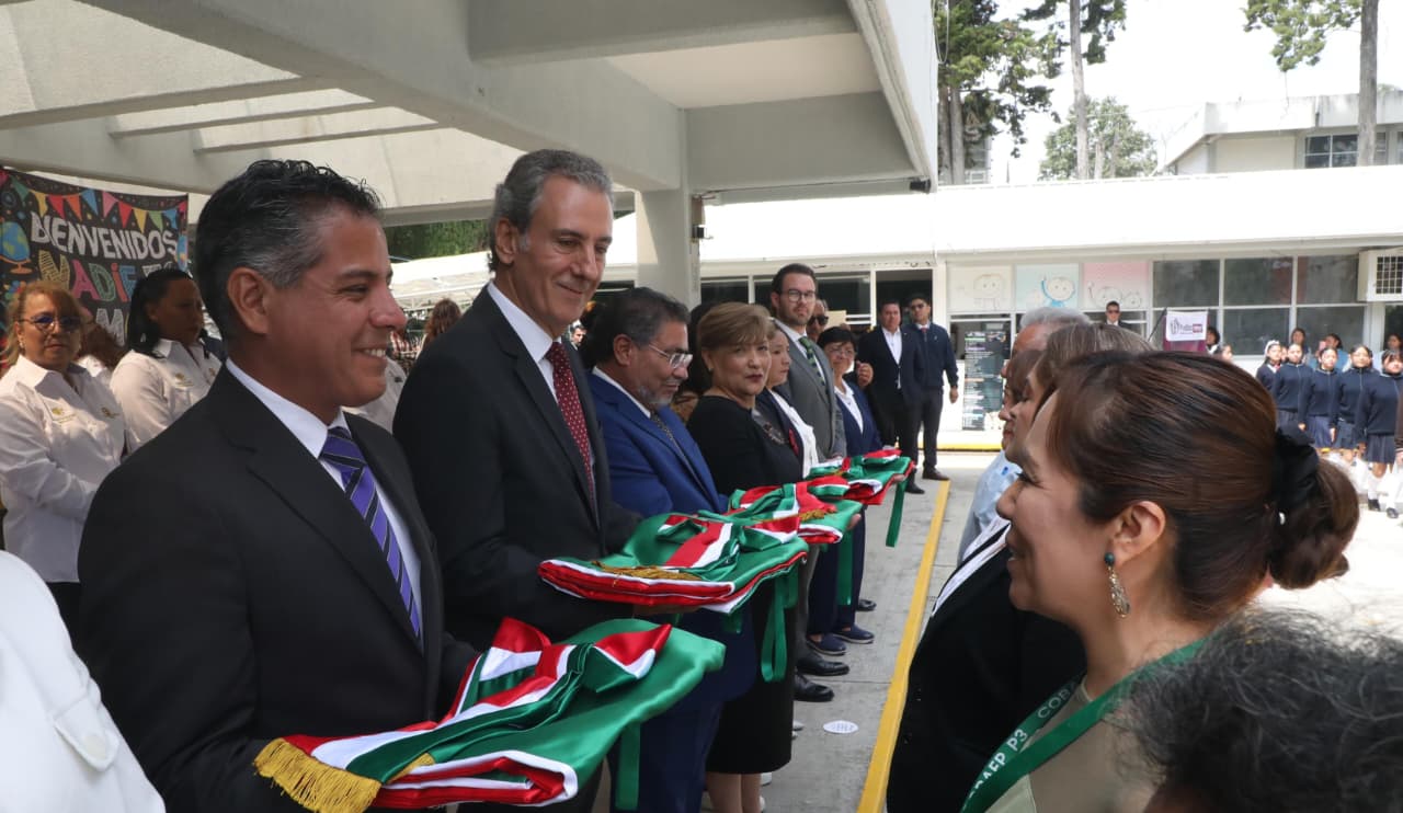 El alcalde Pepe Chedraui entregó de manera simbólica el Lábaro Patrio a escoltas de escuelas y comunidades, fortaleciendo la identidad cívica en Puebla.