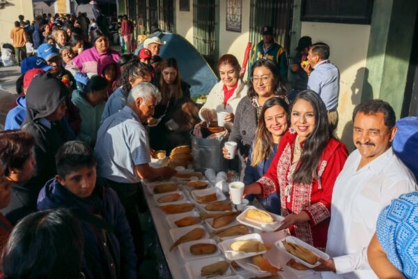Más de 100 mil visitantes y 3 mil 300 artesanos participaron en el Milenario Trueque de Cholula, una celebración que reafirmó la fuerza de las tradiciones y el intercambio cultural en la Plaza de la Concordia.