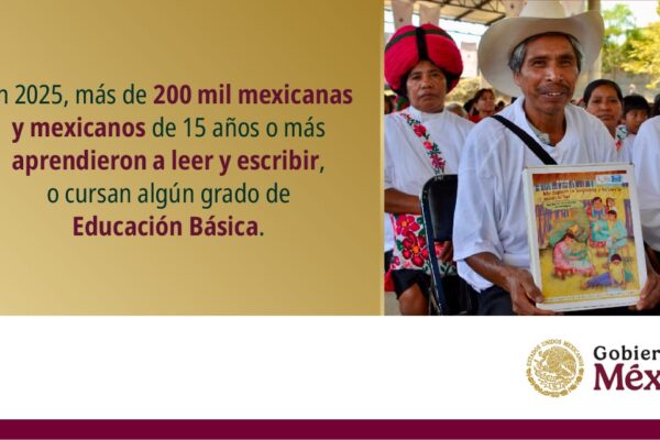 Autoridades federales y estatales destacaron los avances en alfabetización en Puebla, donde programas educativos para adultos buscan garantizar que todos los ciudadanos puedan leer y escribir. Foto: SEP.