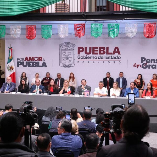 Calles sin baches y sin tortuguismo: el gobernador Alejandro Armenta anunció la compra de nueva maquinaria para repavimentar vialidades principales en Puebla capital.