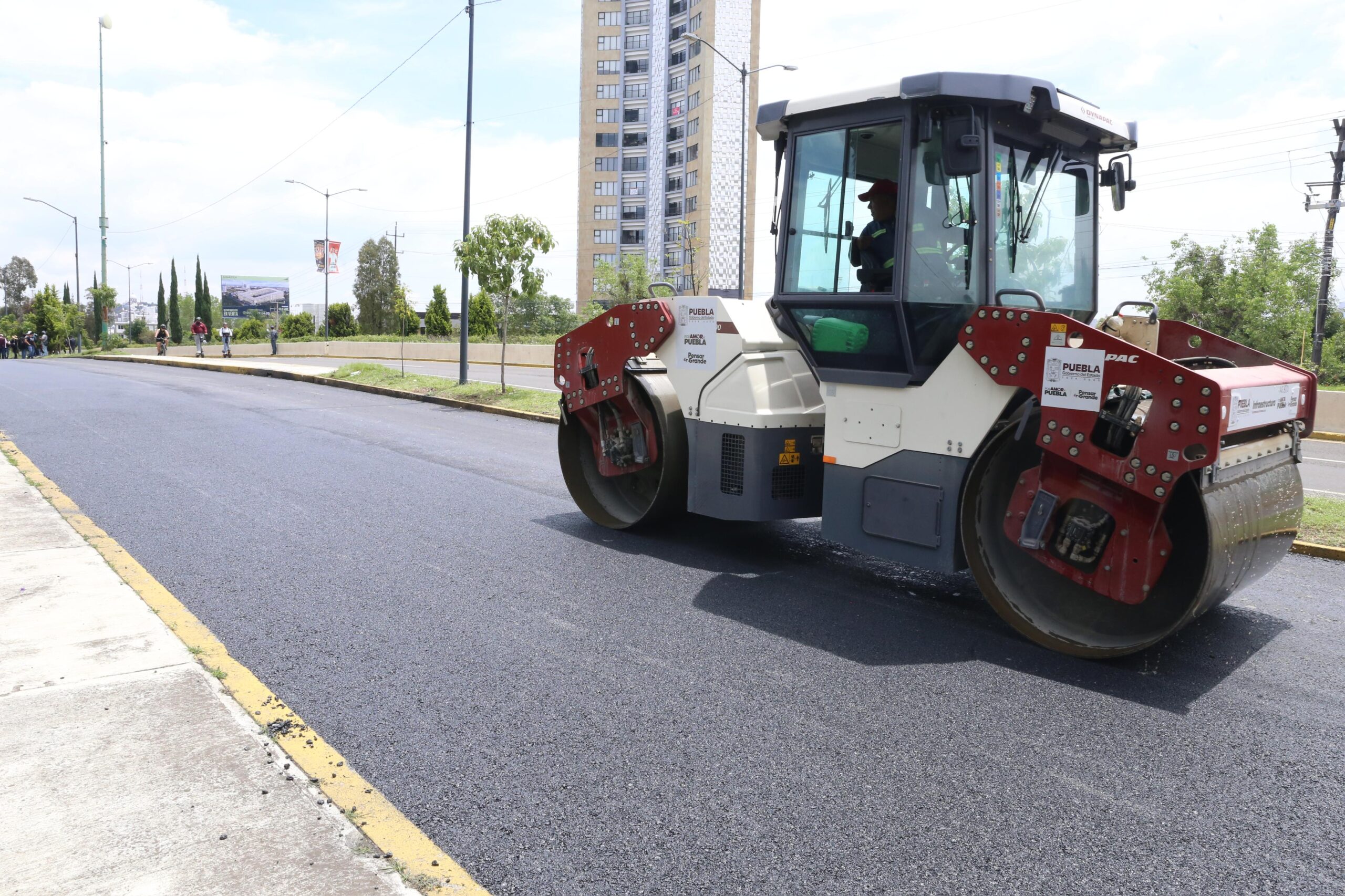 El alcalde José Chedraui anunció que 80 trabajadores serán contratados para operar la nueva maquinaria destinada a rehabilitar vialidades en la capital.