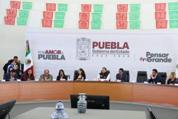 El gobernador Alejandro Armenta y su gabinete participaron en una capacitación impartida por la presidenta de la CDH, Isela Sánchez Soya, sobre quejas, conciliación y recomendaciones en materia de derechos humanos. El mandatario llamó a cuidar el actuar de los servidores públicos bajo esta perspectiva.