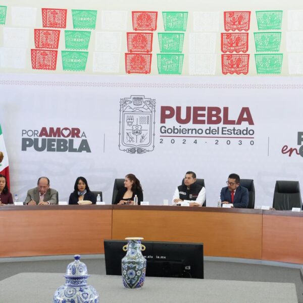 El gobernador Alejandro Armenta y su gabinete participaron en una capacitación impartida por la presidenta de la CDH, Isela Sánchez Soya, sobre quejas, conciliación y recomendaciones en materia de derechos humanos. El mandatario llamó a cuidar el actuar de los servidores públicos bajo esta perspectiva.