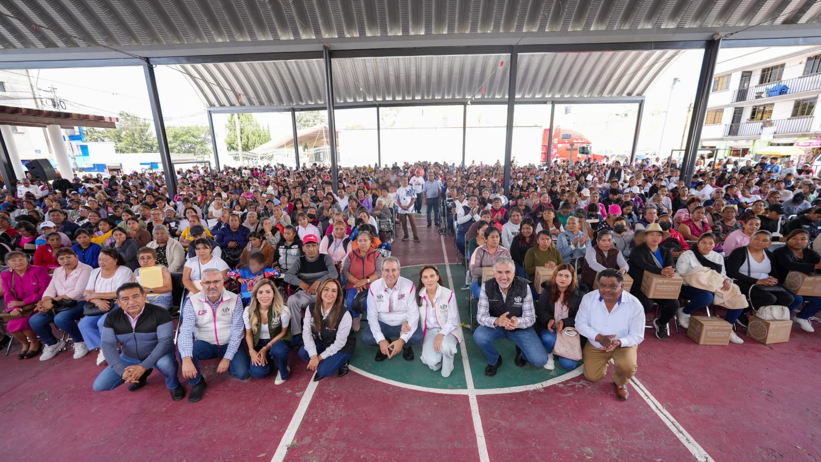 El alcalde Pepe Chedraui, junto a MariElise Budib y Franco Rodríguez, entregó despensas y sillas de ruedas en juntas auxiliares de Puebla como parte del programa Alimentación Imparable, para reforzar la nutrición y el bienestar de familias en situación de vulnerabilidad.