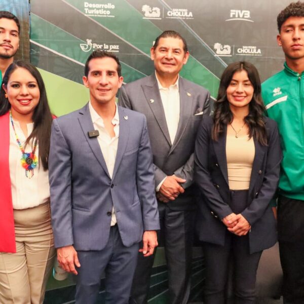 San Pedro Cholula será sede del Mundial de Voleibol de Playa Sub 21 del 15 al 19 de octubre, con 64 atletas internacionales y más de 20 mil visitantes esperados. La presidenta Tonantzin Fernández acompañó al gobernador Alejandro Armenta y a Rommel Pacheco en la presentación oficial del evento.