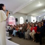 Con un llamado a la unidad, la diputada federal Vianey García presentó su primer informe de actividades en San Rafael Tlanalapan, resaltando avances legislativos como la reforma al Poder Judicial, apoyos sociales, becas educativas y programas de impulso a la agricultura en la región.