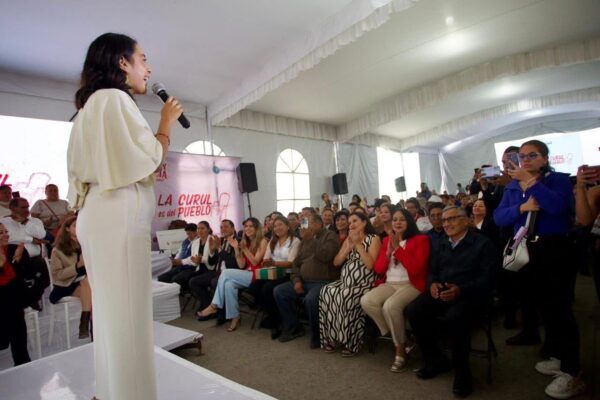 Con un llamado a la unidad, la diputada federal Vianey García presentó su primer informe de actividades en San Rafael Tlanalapan, resaltando avances legislativos como la reforma al Poder Judicial, apoyos sociales, becas educativas y programas de impulso a la agricultura en la región.