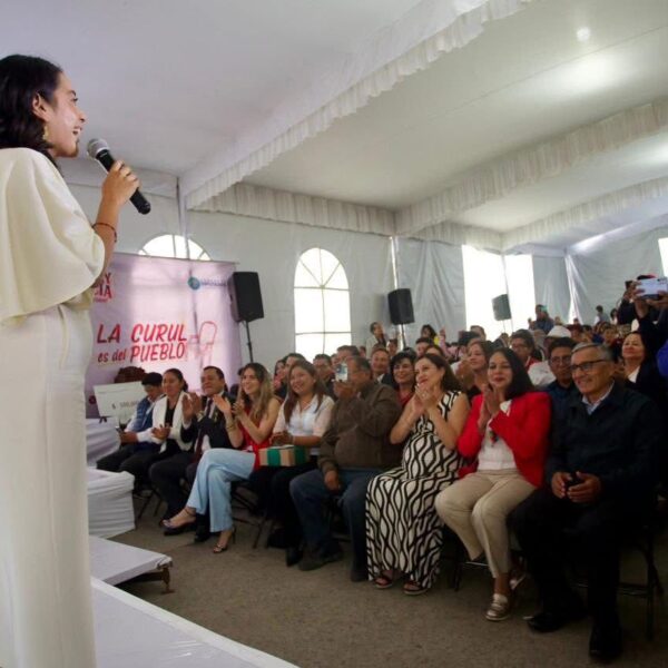 Con un llamado a la unidad, la diputada federal Vianey García presentó su primer informe de actividades en San Rafael Tlanalapan, resaltando avances legislativos como la reforma al Poder Judicial, apoyos sociales, becas educativas y programas de impulso a la agricultura en la región.