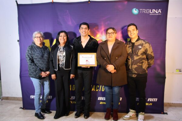 La Gran Feria de Cholula 2025 vivió una noche vibrante con la Fiesta Magnífica, donde Víctor García, La Apuesta, Los Giles, Blanco y Negro y Grupo Trex hicieron cantar y bailar a miles en la Plaza de la Concordia. La presidenta Tonantzin Fernández destacó la feria como un punto de encuentro cultural y turístico.