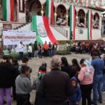 Con el objetivo de fortalecer la educación ambiental y promover el respeto a la naturaleza entre las nuevas generaciones, el presidente municipal Baltazar Narciso Baltazar, a través del Ayuntamiento de Xiutetelco y la Dirección de Desarrollo Rural, encabezó la entrega de plantas ornamentales a escuelas de distintas comunidades del municipio. Durante la actividad, se destacó que estas plantas no son solo un obsequio, sino una invitación a cuidar, proteger y valorar la vida, al tiempo que contribuyen a embellecer los espacios escolares donde niñas, niños y jóvenes desarrollan sus aprendizajes. El alcalde subrayó que la integración de plantas en los planteles busca sembrar en la niñez y juventud la responsabilidad de preservar el medio ambiente, además de reforzar valores como respeto, solidaridad y trabajo en equipo. Con este tipo de iniciativas, el Ayuntamiento de Xiutetelco refrenda su compromiso con un modelo de desarrollo más sustentable y responsable con el futuro, donde el progreso va de la mano con la formación integral de la comunidad.