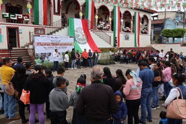 Con el objetivo de fortalecer la educación ambiental y promover el respeto a la naturaleza entre las nuevas generaciones, el presidente municipal Baltazar Narciso Baltazar, a través del Ayuntamiento de Xiutetelco y la Dirección de Desarrollo Rural, encabezó la entrega de plantas ornamentales a escuelas de distintas comunidades del municipio. Durante la actividad, se destacó que estas plantas no son solo un obsequio, sino una invitación a cuidar, proteger y valorar la vida, al tiempo que contribuyen a embellecer los espacios escolares donde niñas, niños y jóvenes desarrollan sus aprendizajes. El alcalde subrayó que la integración de plantas en los planteles busca sembrar en la niñez y juventud la responsabilidad de preservar el medio ambiente, además de reforzar valores como respeto, solidaridad y trabajo en equipo. Con este tipo de iniciativas, el Ayuntamiento de Xiutetelco refrenda su compromiso con un modelo de desarrollo más sustentable y responsable con el futuro, donde el progreso va de la mano con la formación integral de la comunidad.