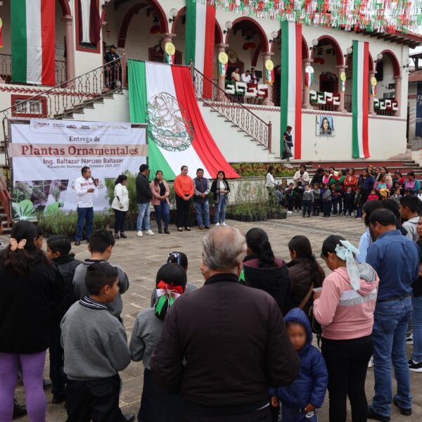Con el objetivo de fortalecer la educación ambiental y promover el respeto a la naturaleza entre las nuevas generaciones, el presidente municipal Baltazar Narciso Baltazar, a través del Ayuntamiento de Xiutetelco y la Dirección de Desarrollo Rural, encabezó la entrega de plantas ornamentales a escuelas de distintas comunidades del municipio. Durante la actividad, se destacó que estas plantas no son solo un obsequio, sino una invitación a cuidar, proteger y valorar la vida, al tiempo que contribuyen a embellecer los espacios escolares donde niñas, niños y jóvenes desarrollan sus aprendizajes. El alcalde subrayó que la integración de plantas en los planteles busca sembrar en la niñez y juventud la responsabilidad de preservar el medio ambiente, además de reforzar valores como respeto, solidaridad y trabajo en equipo. Con este tipo de iniciativas, el Ayuntamiento de Xiutetelco refrenda su compromiso con un modelo de desarrollo más sustentable y responsable con el futuro, donde el progreso va de la mano con la formación integral de la comunidad.