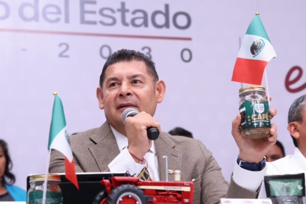El gobernador Alejandro Armenta anunció el despliegue de más de 3 mil elementos de la Secretaría de Marina, Secretaría de la Defensa Nacional, Guardia Nacional, Secretaría de Seguridad Pública y policías municipales como parte del “Operativo Fiestas Patrias”. El dispositivo se realizará por aire y tierra para garantizar celebraciones seguras en Puebla durante el 15 y 16 de septiembre. Además, se instalarán Centros de Mando en el Complejo Metropolitano de Seguridad, el Zócalo y el Paseo Bravo, con filtros de revisión y arcos detectores. El secretario de Seguridad Pública, Francisco Sánchez González, informó que también habrá operativos viales, presencia de Protección Civil, Bomberos y servicios de salud para atender emergencias. El gobernador destacó que las celebraciones patrias generan derrama económica para los sectores hotelero, restaurantero y de servicios, e invitó a poblanos y visitantes a disfrutar del concierto de Julión Álvarez y del Grito de Independencia en un ambiente de paz y orden.