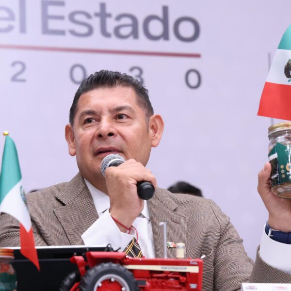 El gobernador Alejandro Armenta anunció el despliegue de más de 3 mil elementos de la Secretaría de Marina, Secretaría de la Defensa Nacional, Guardia Nacional, Secretaría de Seguridad Pública y policías municipales como parte del “Operativo Fiestas Patrias”. El dispositivo se realizará por aire y tierra para garantizar celebraciones seguras en Puebla durante el 15 y 16 de septiembre. Además, se instalarán Centros de Mando en el Complejo Metropolitano de Seguridad, el Zócalo y el Paseo Bravo, con filtros de revisión y arcos detectores. El secretario de Seguridad Pública, Francisco Sánchez González, informó que también habrá operativos viales, presencia de Protección Civil, Bomberos y servicios de salud para atender emergencias. El gobernador destacó que las celebraciones patrias generan derrama económica para los sectores hotelero, restaurantero y de servicios, e invitó a poblanos y visitantes a disfrutar del concierto de Julión Álvarez y del Grito de Independencia en un ambiente de paz y orden.