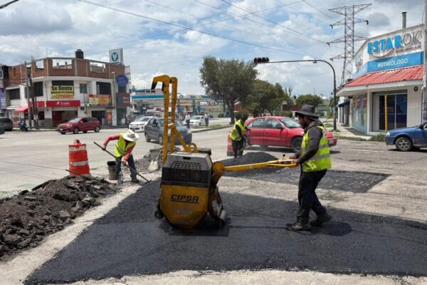 El Ayuntamiento de Puebla mantiene en marcha la campaña Capitalina Bacheando Puebla incluso durante las celebraciones patrias. Este lunes se realizan trabajos en distintas avenidas y calles.