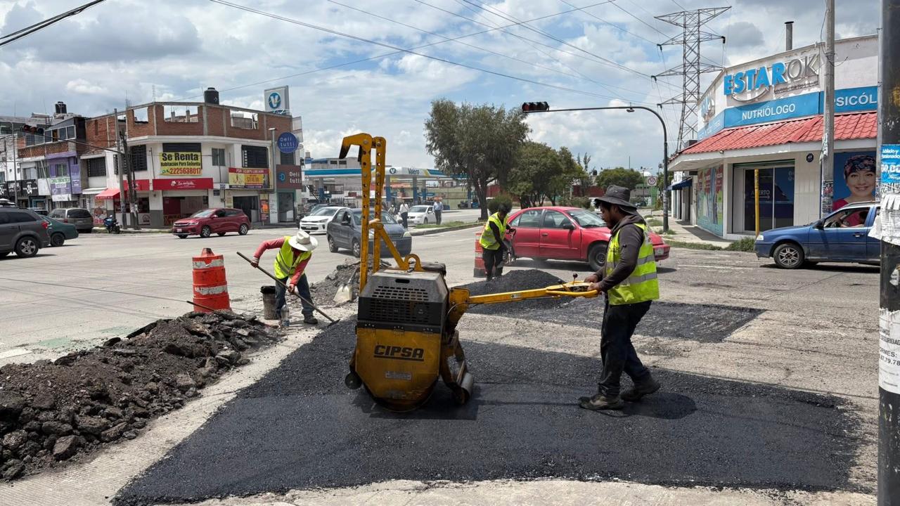 El Ayuntamiento de Puebla mantiene en marcha la campaña Capitalina Bacheando Puebla incluso durante las celebraciones patrias. Este lunes se realizan trabajos en distintas avenidas y calles.