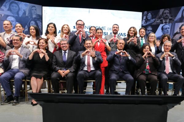 En Puebla, 18 diputados federales presentaron de manera conjunta su Primer Informe Legislativo, un ejercicio inédito de rendición de cuentas que reunió a los representantes del estado en un mismo espacio.