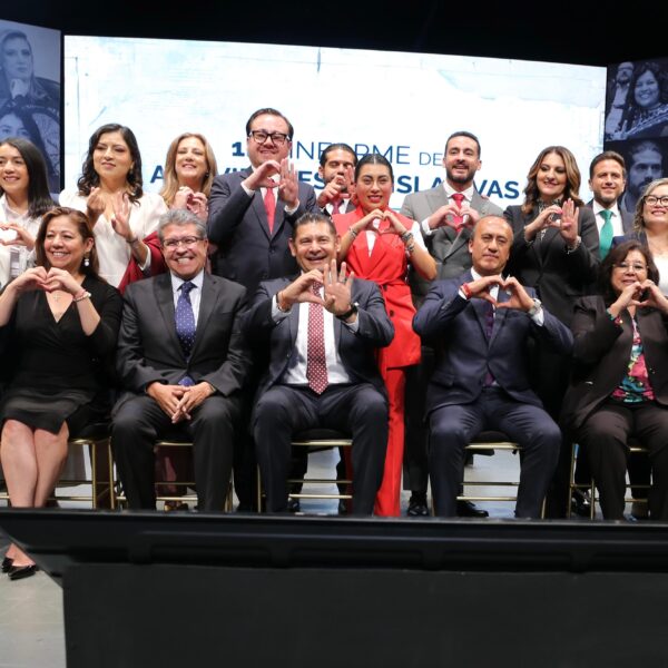 En Puebla, 18 diputados federales presentaron de manera conjunta su Primer Informe Legislativo, un ejercicio inédito de rendición de cuentas que reunió a los representantes del estado en un mismo espacio.