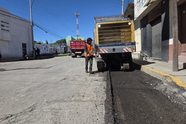 El Ayuntamiento de Puebla intensificó las acciones de la Campaña Capitalina “Bacheando Puebla”, con cuadrillas desplegadas en vialidades estratégicas para mejorar la movilidad y seguridad vial en distintos puntos de la ciudad.