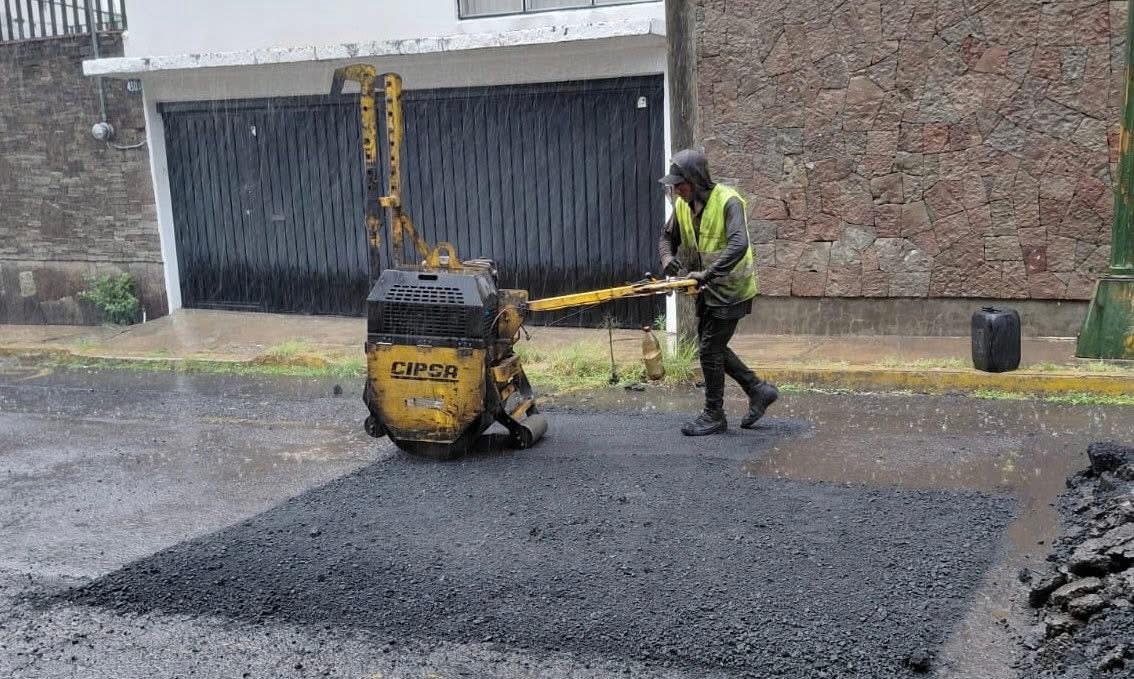 El Ayuntamiento de Puebla intensificó las acciones de la Campaña Capitalina “Bacheando Puebla”, con cuadrillas desplegadas en vialidades estratégicas para mejorar la movilidad y seguridad vial en distintos puntos de la ciudad.