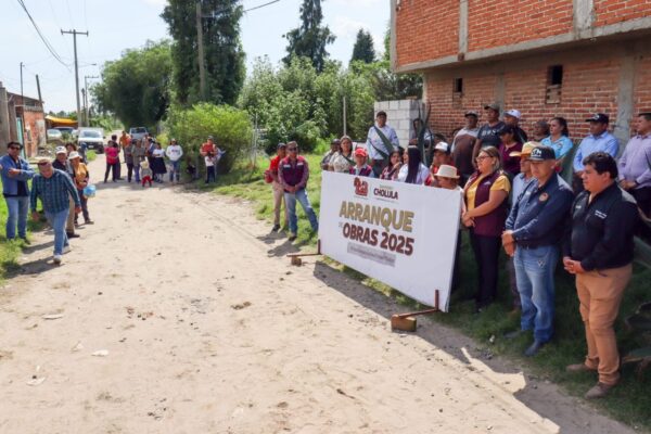 Tonantzin Fernández de San Pedro Cholula encabezó el arranque de pavimentación en San Pablo Tecamac y San Juan Tlautla, atendiendo demandas vecinales de más de dos décadas.