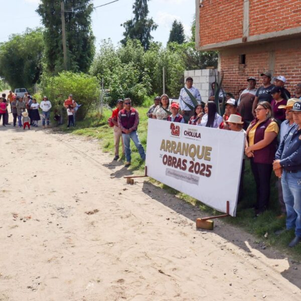 Tonantzin Fernández de San Pedro Cholula encabezó el arranque de pavimentación en San Pablo Tecamac y San Juan Tlautla, atendiendo demandas vecinales de más de dos décadas.