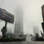 La bruma sorprendió a conductores y peatones desde temprano en Puebla y su zona conurbada, dejando un paisaje casi de película de suspenso. Foto: Fernando Nava.
