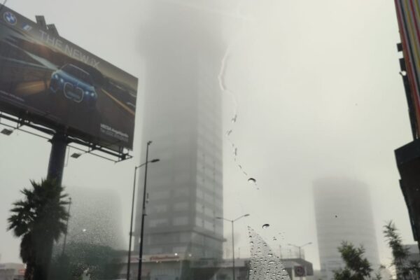 La bruma sorprendió a conductores y peatones desde temprano en Puebla y su zona conurbada, dejando un paisaje casi de película de suspenso. Foto: Fernando Nava.