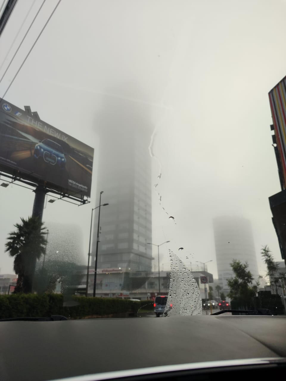 La bruma sorprendió a conductores y peatones desde temprano en Puebla y su zona conurbada, dejando un paisaje casi de película de suspenso. Foto: Fernando Nava.