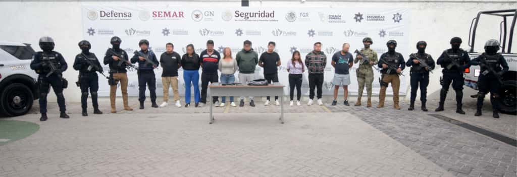 En Puebla capital, un operativo conjunto de la SSC, SSP y Sedena permitió detener a nueve personas que portaban réplicas de armas e inhibidores de señal, presuntamente vinculadas con robos a transporte de carga.