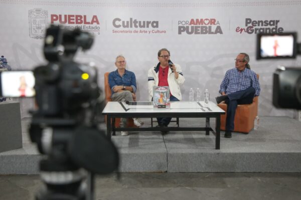 En Puebla se presentó la novela gráfica Tina Modotti. Una mujer del Siglo XX, del autor español Ángel de la Calle, en un acto encabezado por Paco Ignacio Taibo II y Alejandra Pacheco Mex.