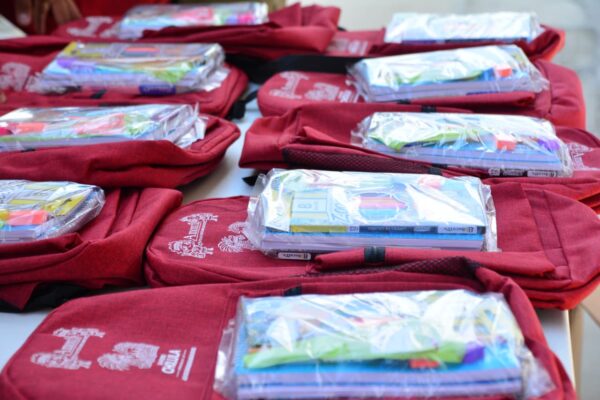 Con el programa Amoxtli, el DIF de San Pedro Cholula entrega mochilas y kits escolares a estudiantes de preescolares y CAIC’s.