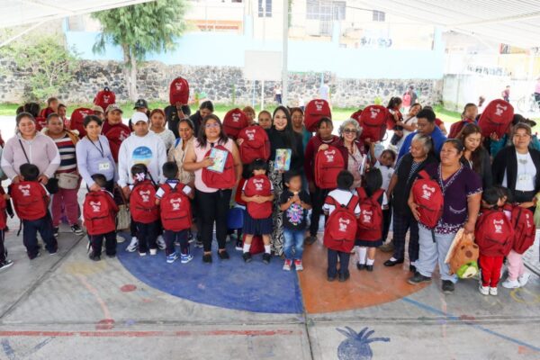 La alcaldesa Tonantzin Fernández encabezó la entrega del programa Amoxtli